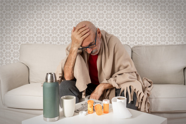 生病的老人在家里用药盒给她吃药和治病图片下载