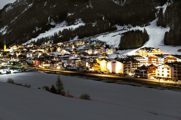 Ischgl滑雪村在夜晚被白雪覆盖时灯火辉煌图片下载
