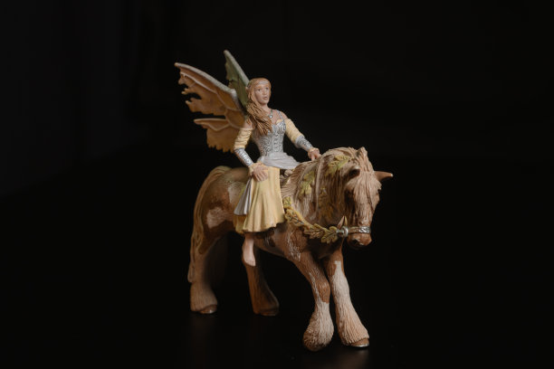 黑色玩具马孤立的黑色背景图片下载