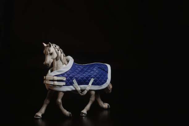 黑色玩具马孤立的黑色背景图片下载