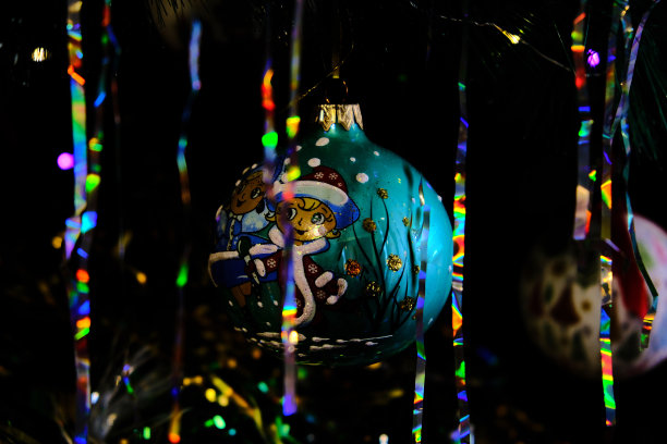 圣诞球在圣诞树上挂满了彩灯的花环。图片下载