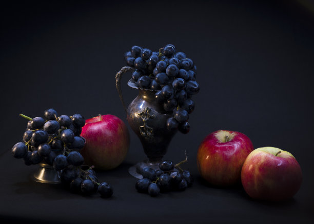 静物与苹果和黑葡萄孤立的黑色背景图片下载