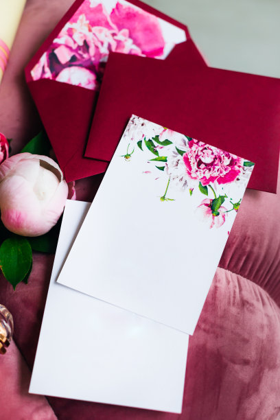 漂亮的婚礼请柬，信封和牡丹图片下载