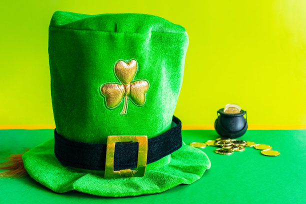 圣帕特里克节：小精灵绿帽子和金币图片下载