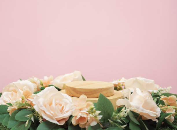 空木讲台米色玫瑰花束装饰在粉红色的背景与空间。美容化妆品和浪漫的情人节或母亲，寿星女爱情礼品产品目前现场展台展示。图片下载