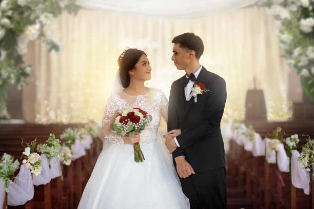 新娘和新郎。结婚的那一天。亚洲的夫妇。图片下载