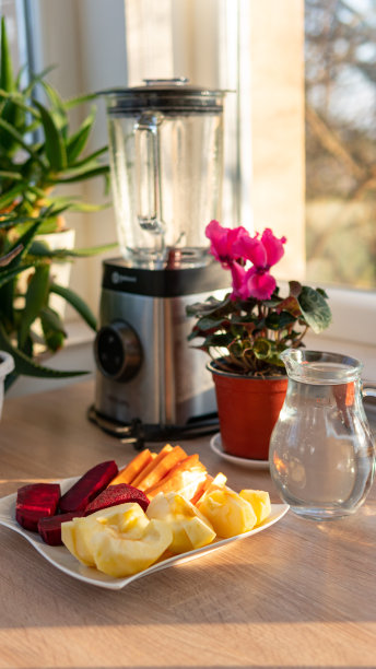 盘子里装满了胡萝卜、甜菜和苹果，还有一瓶水图片下载