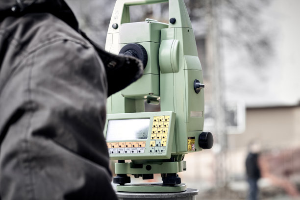 施工时测量地面角度的经纬仪。图片下载