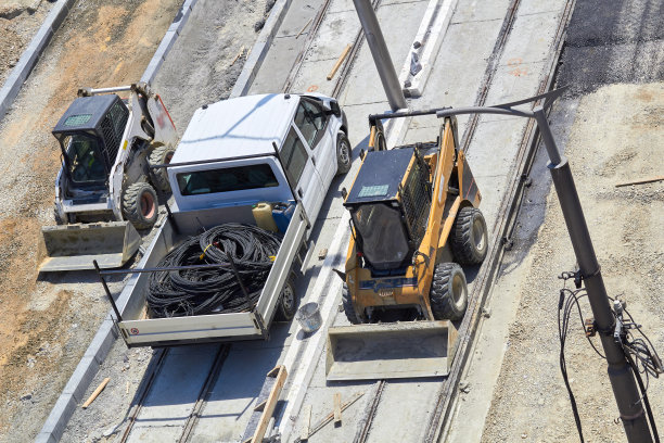用于公共场所改造的室外施工机械。图片下载