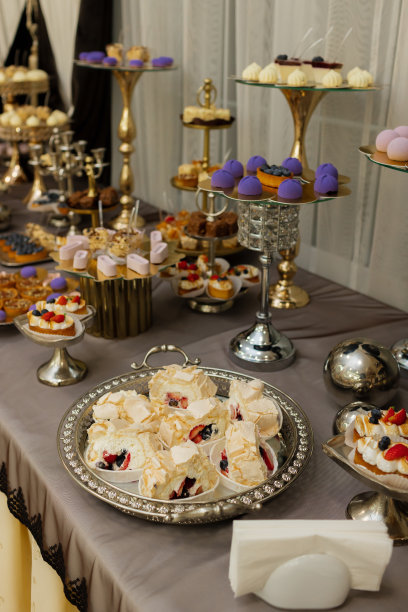 桌上有蛋糕、糖果、糖果、自助餐。宴会甜品桌，婚宴区。关闭糖果棒。装饰的很好吃。图片下载
