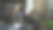 满意的千禧白人女性在工作场所放松，腿放在桌子上，看着办公室的窗户。图片下载