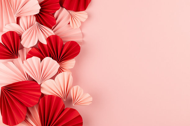 情人节，爱心背景结婚庆典-许多美丽的粉红色和红色纸肋心形在折纸风格上粉彩粉红色作为横向边界，复制空间，俯视图。图片下载