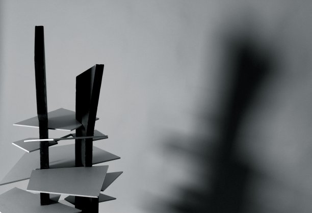 三维物理建筑模型的塔摩天大楼在黑白工作室图片下载