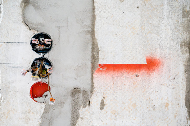 外壳、建筑工地墙上插座、电灯开关用电缆。文本空格，复制空格。图片下载