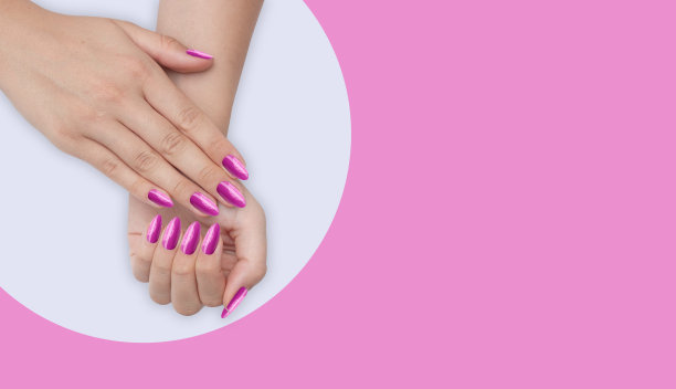 修指甲-漂亮的修指甲的女人指甲的美容照片。非常有趣的指甲艺术，亮粉，粉色和银色指甲油图片下载