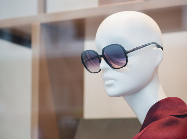 戴太阳镜的橱窗模特。服装时尚理念图片下载