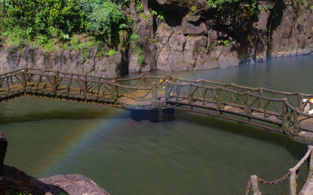 小溪上的彩虹图片下载