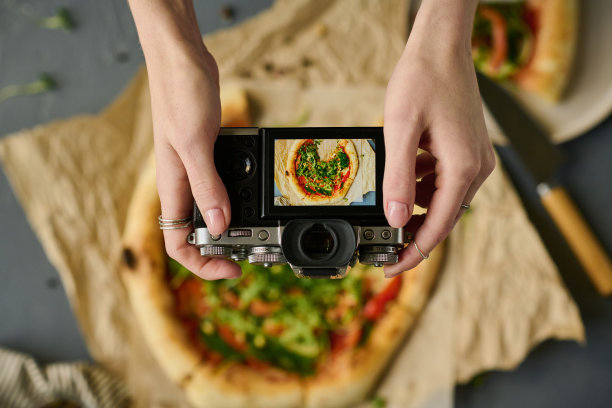 女人用相机拍披萨图片下载