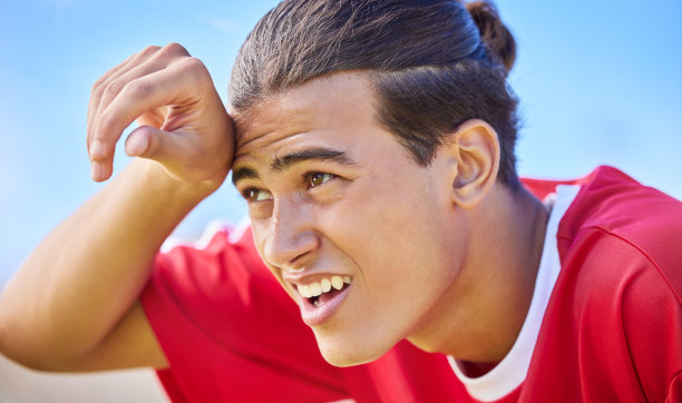 足球，运动和汗水与疲惫的人户外竞技游戏或比赛在白天。足球，健身和健康户外足球比赛锻炼，锻炼或竞技运动图片下载