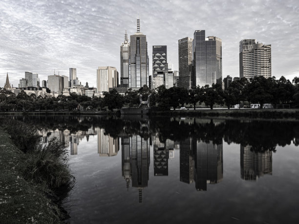 市区天际线与河流图片下载