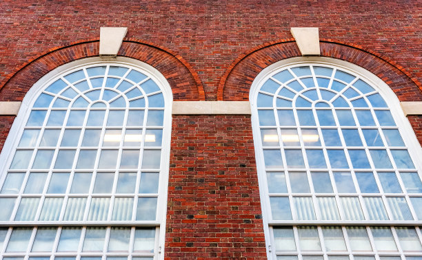 红砖墙外有两扇拱形窗户——马萨诸塞州剑桥图片下载