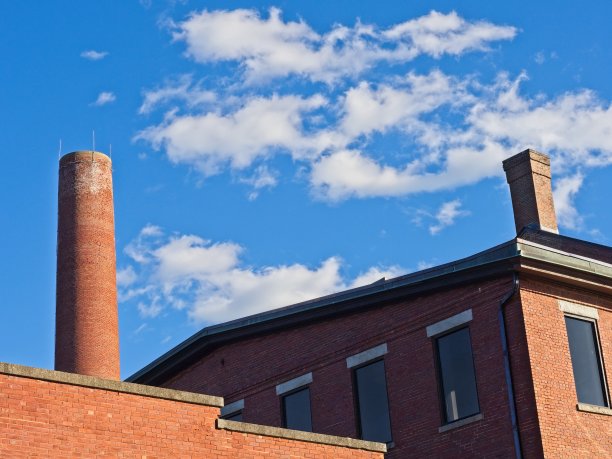 马萨诸塞州北安多弗，一座旧纺织厂改造成现代办公室的红砖屋顶图片下载