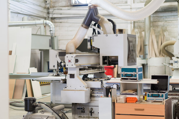 木工车间木材数控机床。木材厂生产线。数控制造业自动化木工机床图片下载