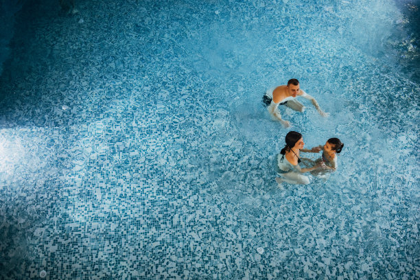 在酒店游泳池的家人图片下载