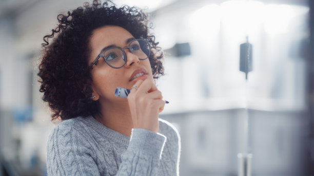年轻的黑人女性天才解决复杂的数学问题，并在白板上写下长方程。高等教育，科学，技术和创新概念。图片下载