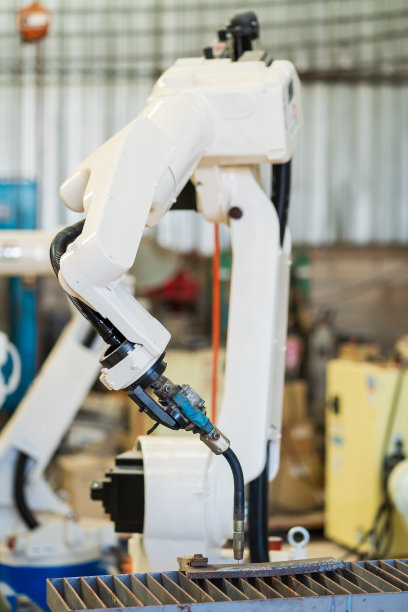 机器人手臂准备在智能工厂的生产线上工作。自动机械臂系统焊接机在工业工厂。工业机器人制造技术图片下载