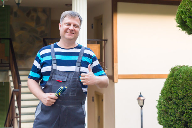 一个穿着条纹衬衫的成年工人的肖像图片下载