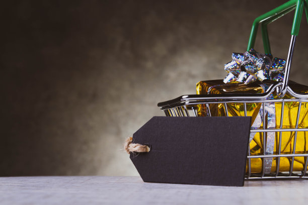 圣诞节销售。价签上的复印空间。买打折的礼物。图片下载