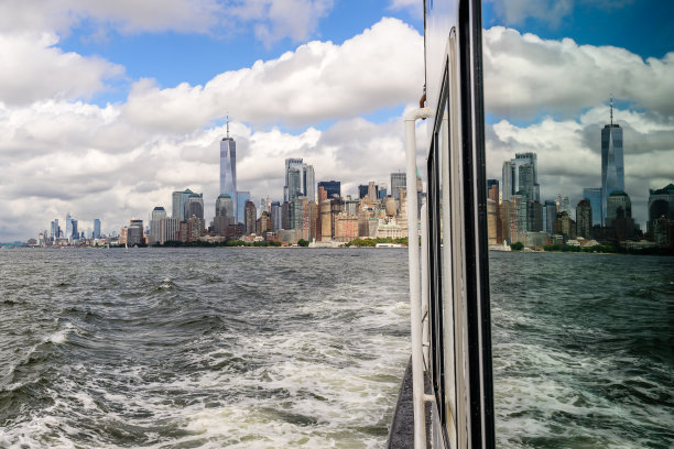 曼哈顿市中心，游轮上的倒影。图片下载
