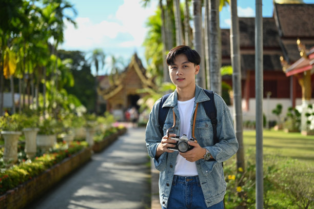 男子旅行者的肖像与背包度假旅行在泰国。生活方式旅游和科技理念。图片下载