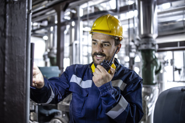 工厂操作人员控制集中供热厂锅炉房的供热和工艺。图片下载