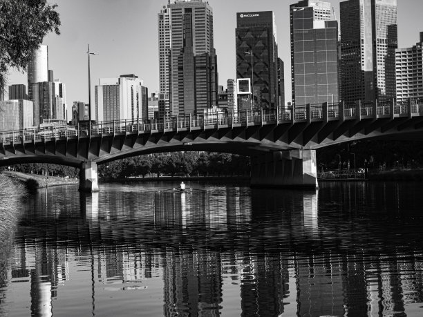 桥和城市天际线旁边的河流图片下载