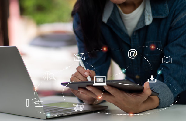 这名女子用平板电脑向她的购物清单发送短信。数字营销、社交媒体广告、电子商务、在线购买和物联网都是概念的例子(物联网)图片下载