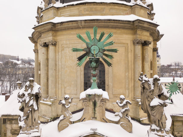 乌克兰，利沃夫市中心，老建筑，无人机照片，冬季鸟瞰图片下载