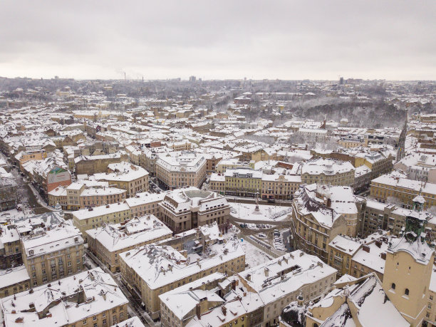乌克兰，利沃夫市中心，老建筑，无人机照片，冬季鸟瞰图片下载