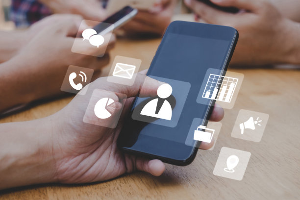 人们手握智能手机使用虚拟社交媒体图标图、移动应用、联系我们、数字营销、在家工作、商务金融、互联网网络技术概念图片下载