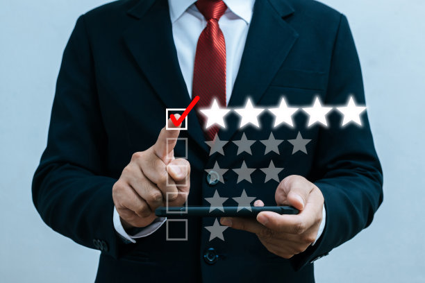 客户满意服务。业务人员在检查表上标记五星评级，以回顾良好的评级，数字营销，良好的体验，客户反馈，满意度概念图片下载