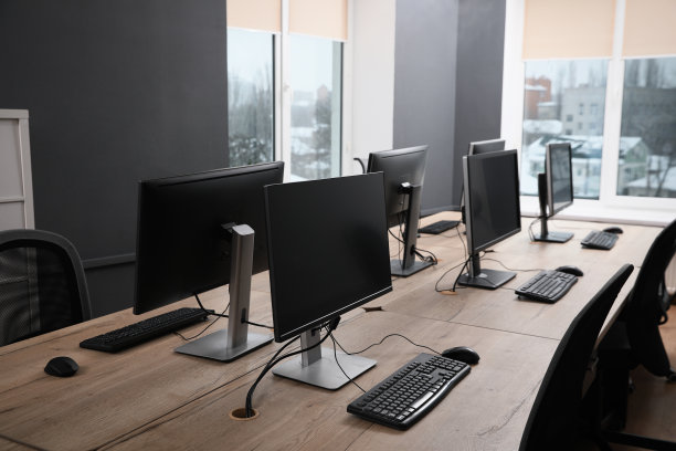 许多现代电脑在开放空间的办公室图片下载