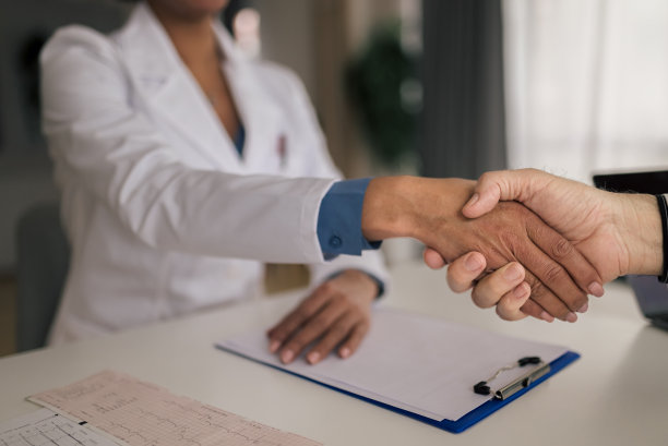 非裔美国女医生的照片，问候她的老年同事。图片下载