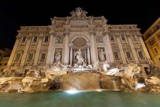 意大利，罗马，夜晚的特莱维喷泉。图片下载