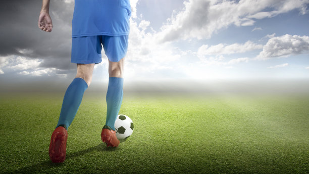 一个穿着蓝色球衣的足球运动员正在带球图片下载