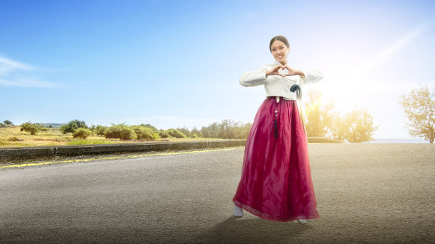 一名身穿韩服的亚洲妇女站在街上图片下载