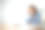 办公室综合症的概念。年轻的亚洲女性在长时间使用笔记本电脑后感到脖子和肩膀疼痛。她伸伸懒腰放松肌肉图片下载