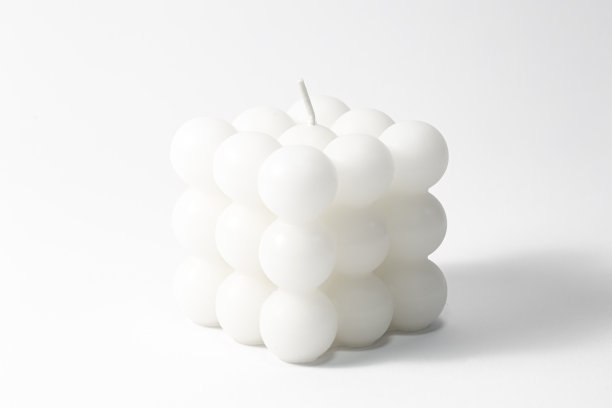 白色蜡烛的方形形状在白色背景上孤立。图片下载