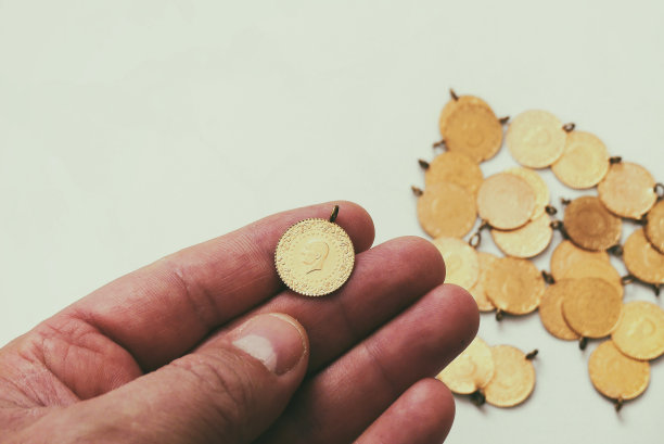 2022年世界经济危机，土耳其国家站在白色背景，季度黄金，季度黄金价格，黄金价格上涨，图片下载