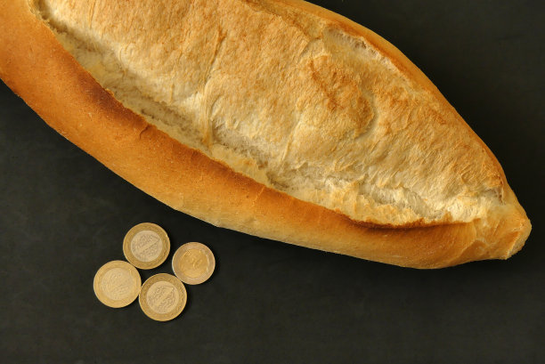 2022年世界经济危机，面包价格上涨，面包和3.5硬币，土耳其面包价格上涨，图片下载